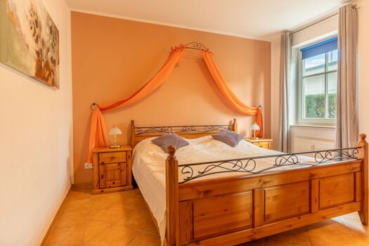 Schlafzimmer mit Doppelbett