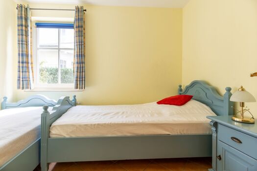 kleines Schlafzimmer mit 2 Einzelbetten