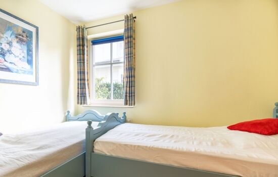 kleines Schlafzimmer mit 2 Einzelbetten