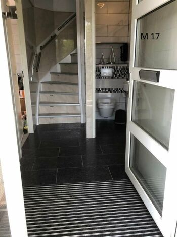 Eingang mit Gästetoilette