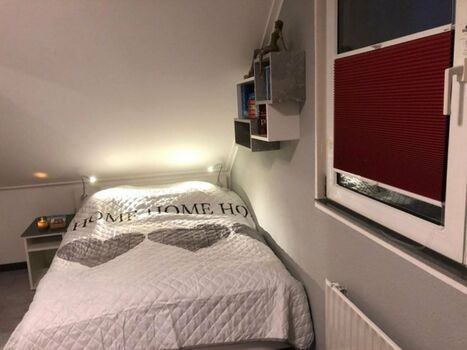 Schlafkammer (140x200) mit Kinderbett u. Wickelkommode