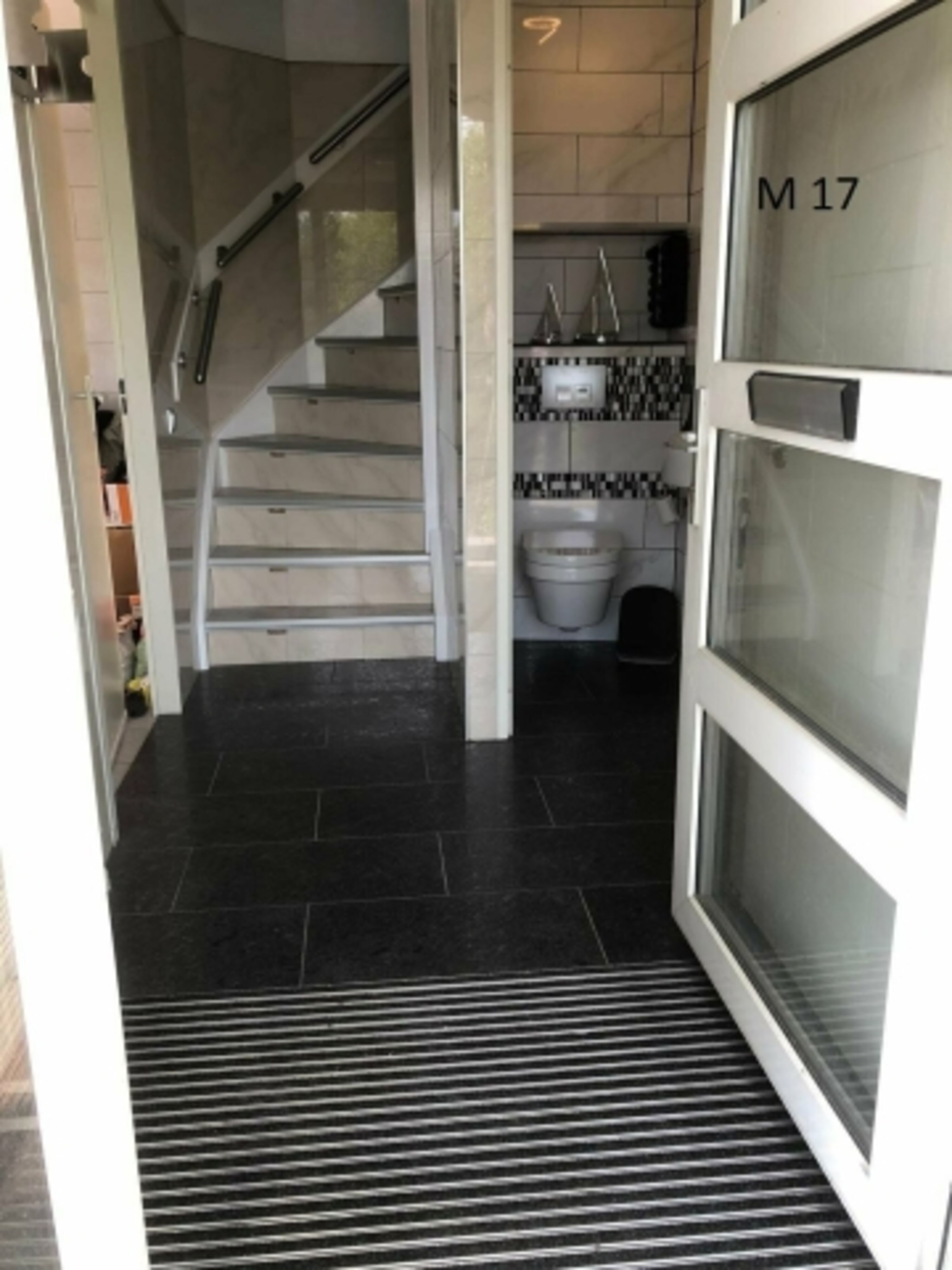 Eingang mit Gästetoilette