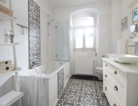 Badezimmer mit Badewanne EG