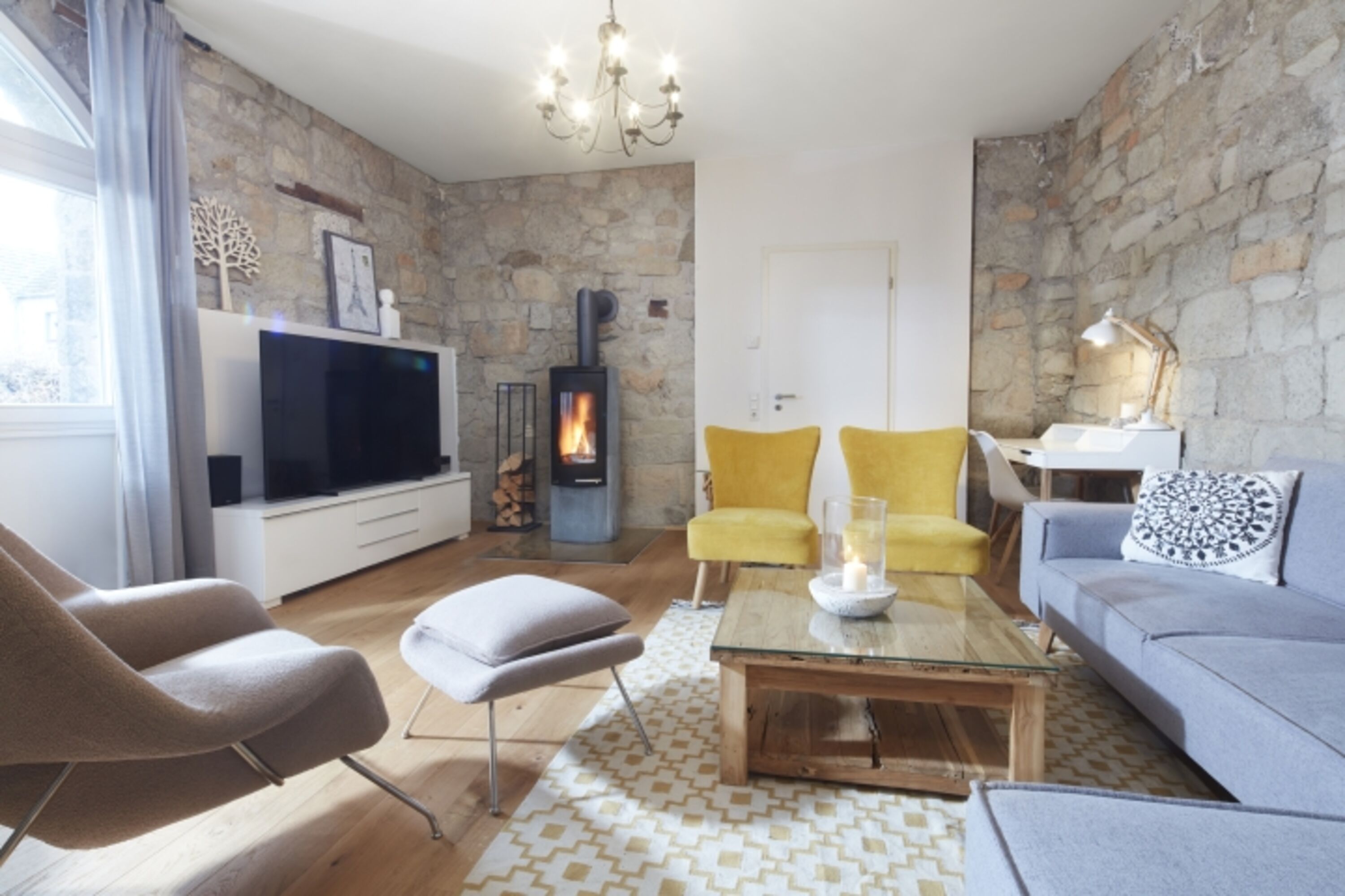 Wohnzimmer mit Kamin