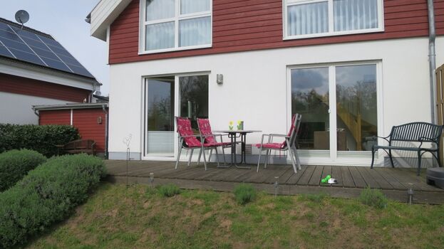 Blick vom Garten auf Terrassse