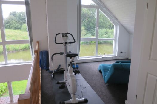 OG: Galerie mit Fitness- und Relaxecke