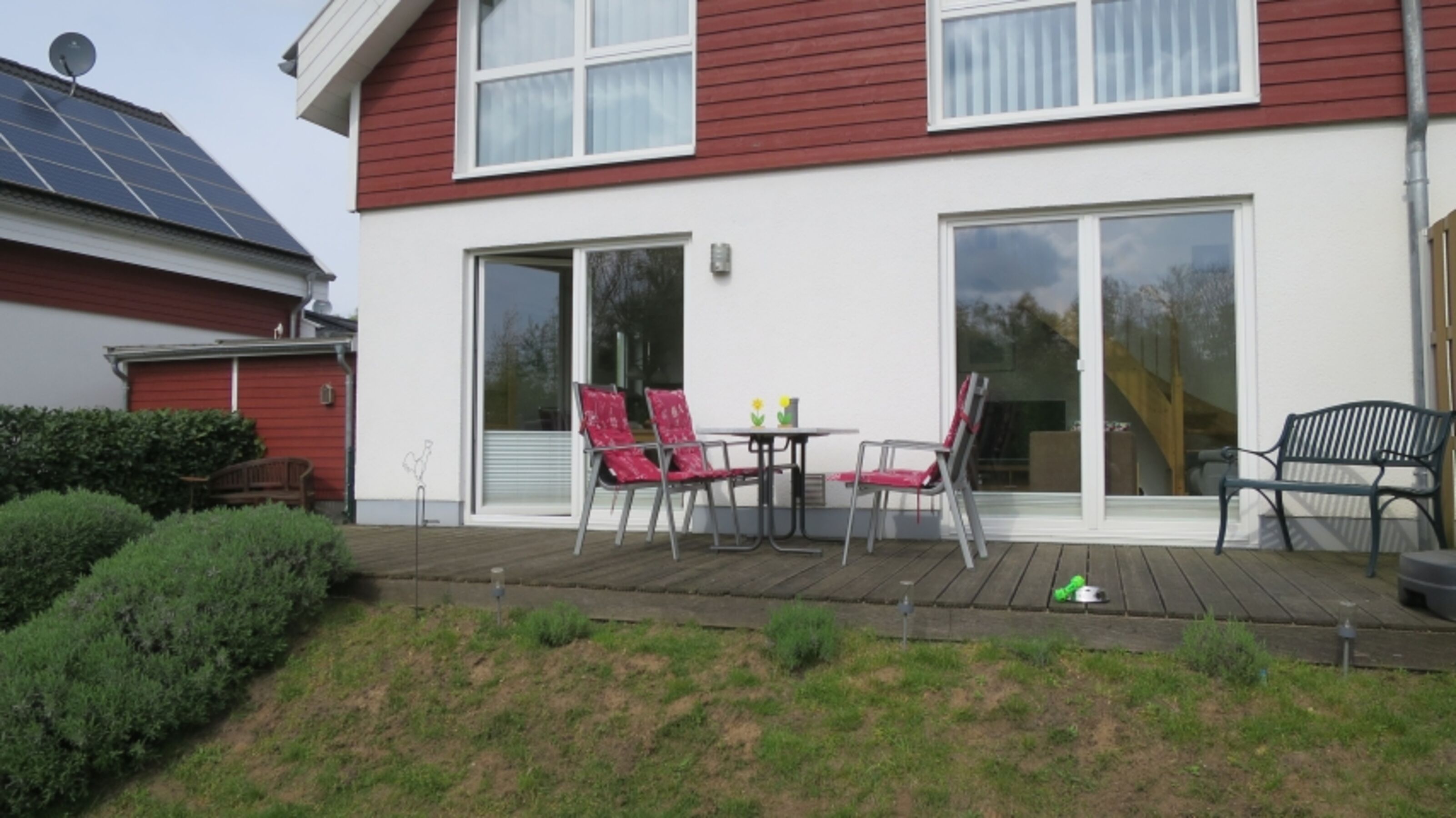 Blick vom Garten auf Terrassse