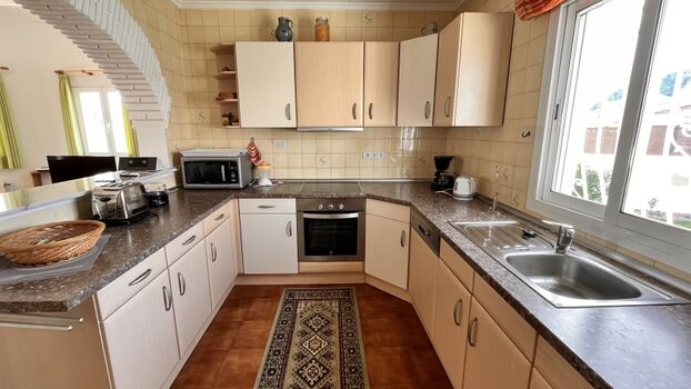 Große, voll ausgestattete Küche mit Geschirrspüler