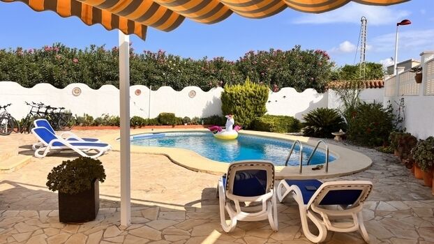 Sichtgeschützter Garten mit Pool und Schattenplatz