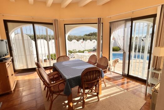 Wintergarten mit Blick auf den Pool