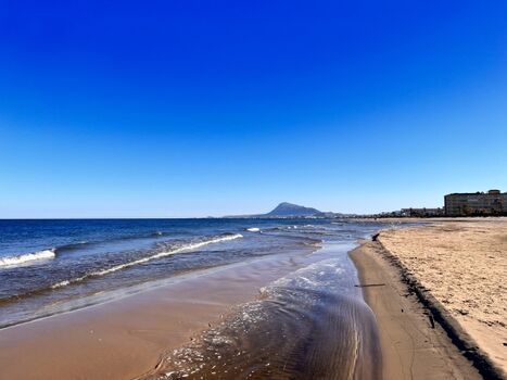 Strandwandern am kilometerlangen Sandstrand