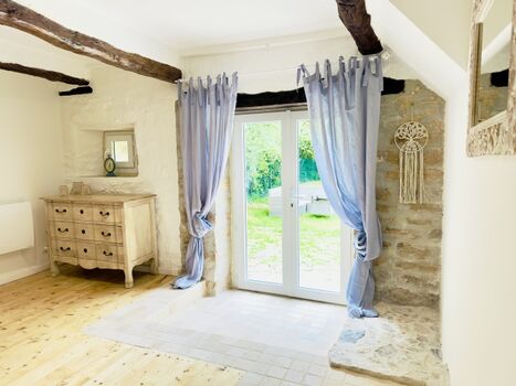 Schlafzimmer im EG mit Blick in den Garten