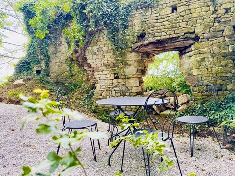 Sitzplatz neben der Ruine