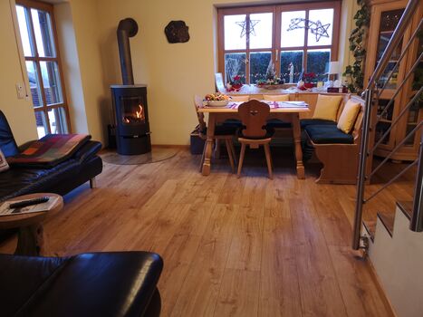 Wohnzimmer mit Kamin, Eckbank Essecke und Lederecksofa