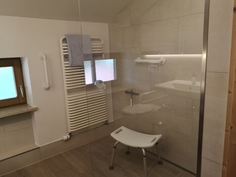 ebenerdige Dusche im Duschbad/WC 1. Etage