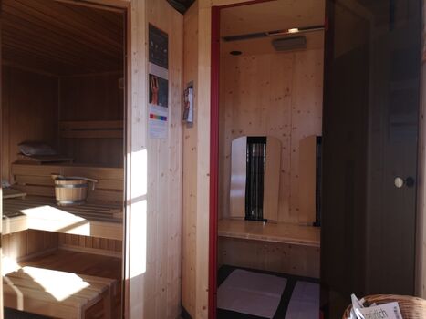 Bllick links die Sauna und rechts die Physiotherm Infrarotkabine im Gartenhäuschen