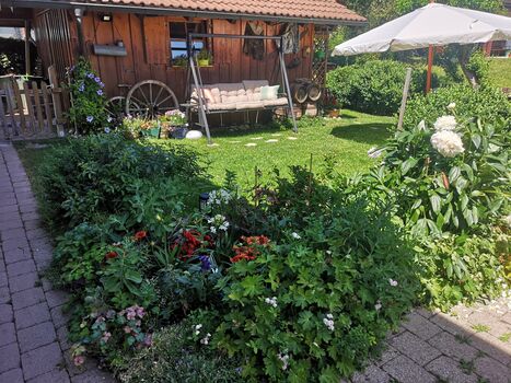 Links der ebenerdige Eingang zum Garten