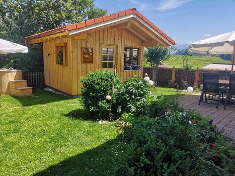 Saunagartenhäuschen mit Eisfass Tauchbecken. Terrasse mit Esstisch und Bestuhlung für 6 Personen
