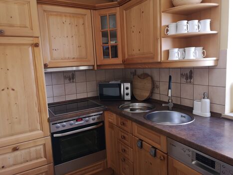 Kühlschrank m. Gefrierfach, Backofen m. Ceranfeld, Spülmaschine, Mikrowelle, Jura Kaffeevollautomat