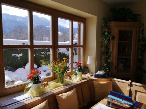 Eckbank Essecke im Wohnzimmer mit Blick auf die Alpspitze