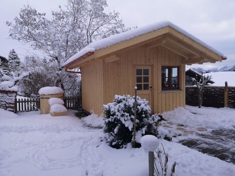 Saunahäuschen an der Terrasse mit Eisfass (Tauchbecken)