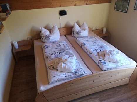 Großes Doppelbett-Schlafzimmer 2,00 m x 2,00 m großes Bett