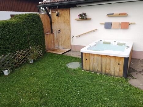 Whirlpool und Außendusche