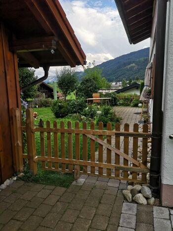 Ebenerdiger Zugang zum Garten neben der Rollstuhlrampe