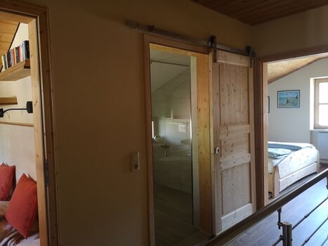 Links das kleine Doppelbettschlafzimmer, in der Mitte das barrierefreie Duschbad/WC, rechts das große Doppelbettschlafzimmer