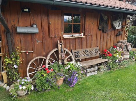 'Sonnenbank' mit Bergblick im Garten am alten Gartenhäuschen