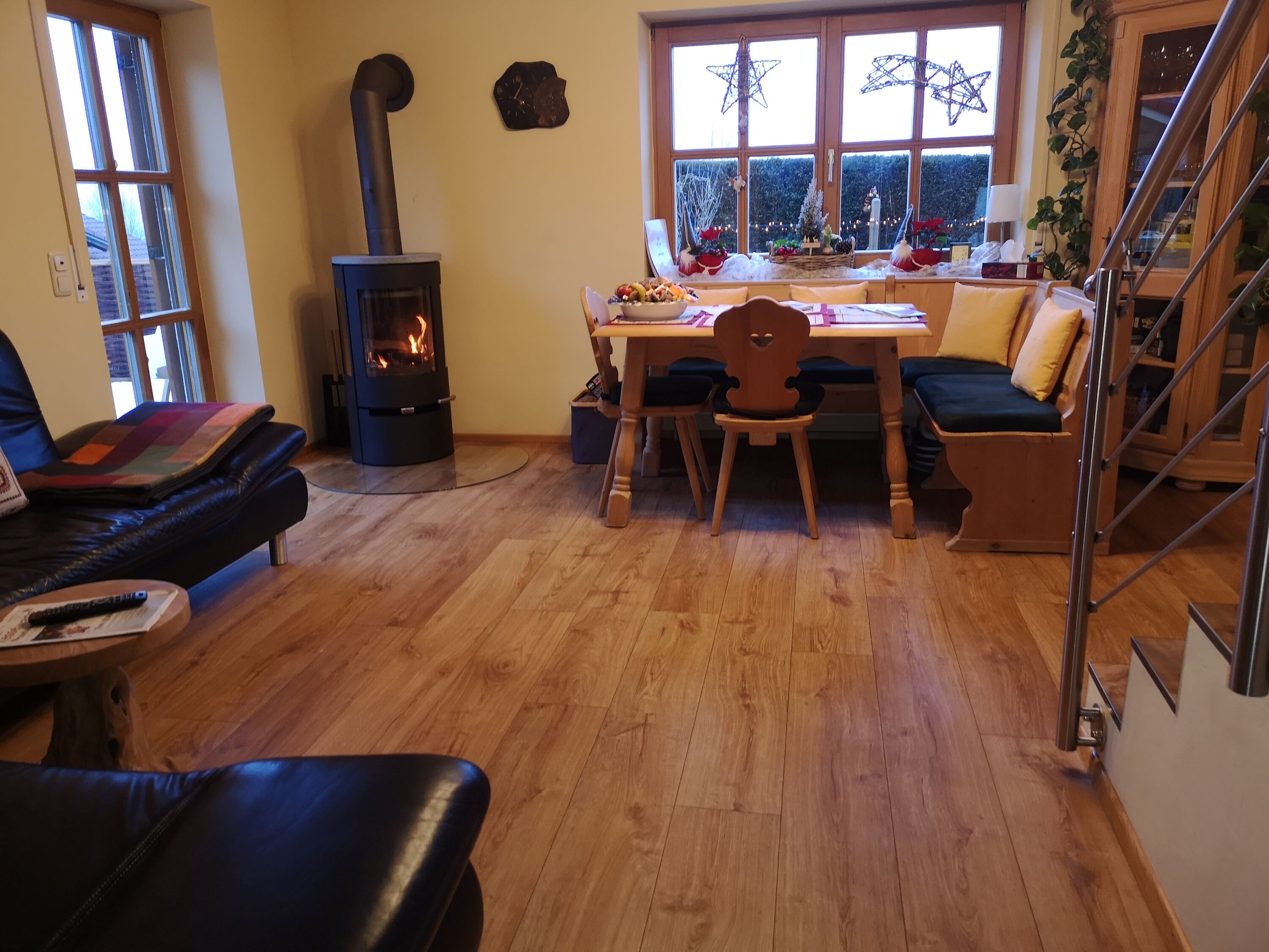 Wohnzimmer mit Kamin, Eckbank Essecke und Lederecksofa