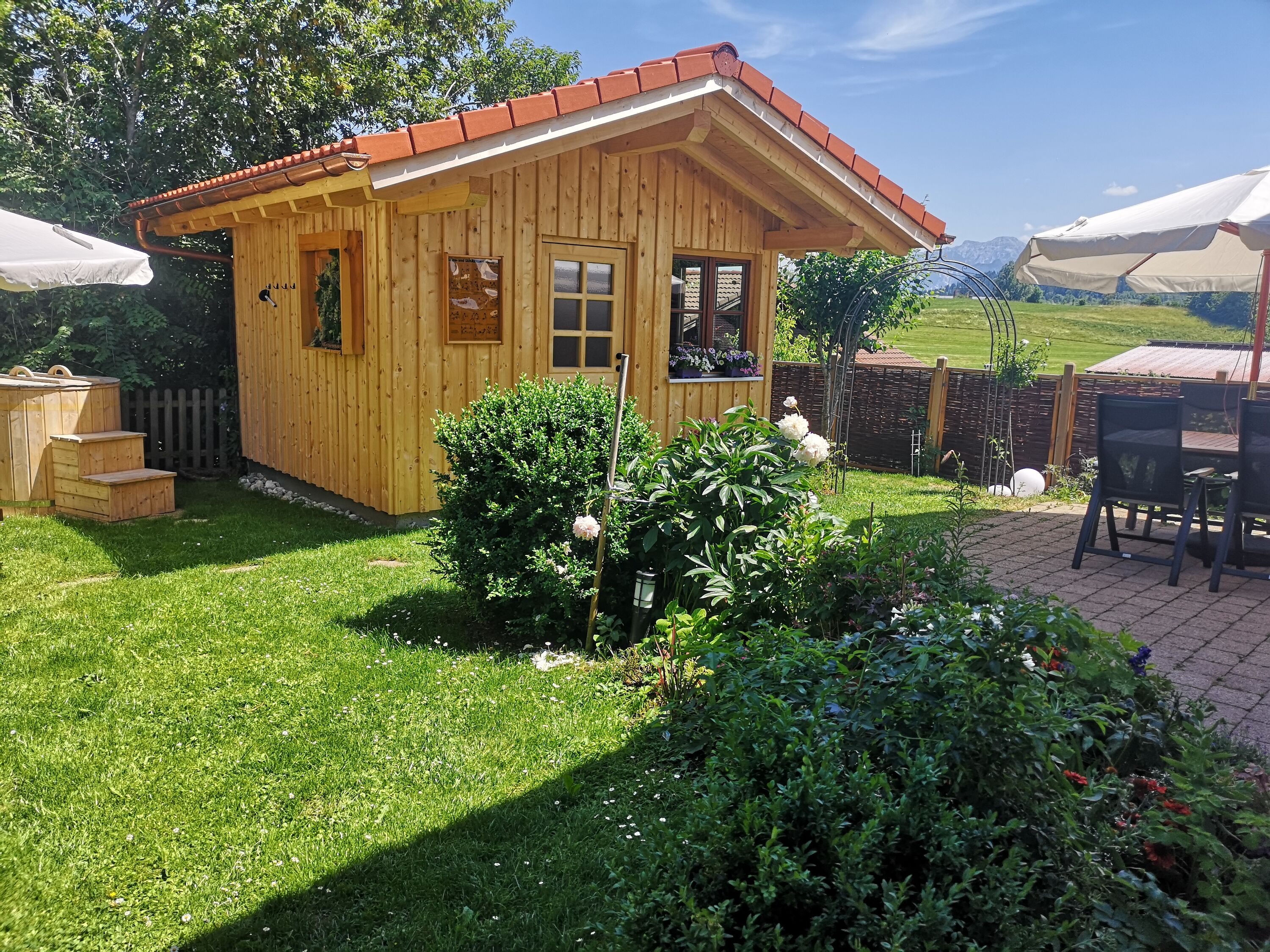 Saunagartenhäuschen mit Eisfass Tauchbecken. Terrasse mit Esstisch und Bestuhlung für 6 Personen