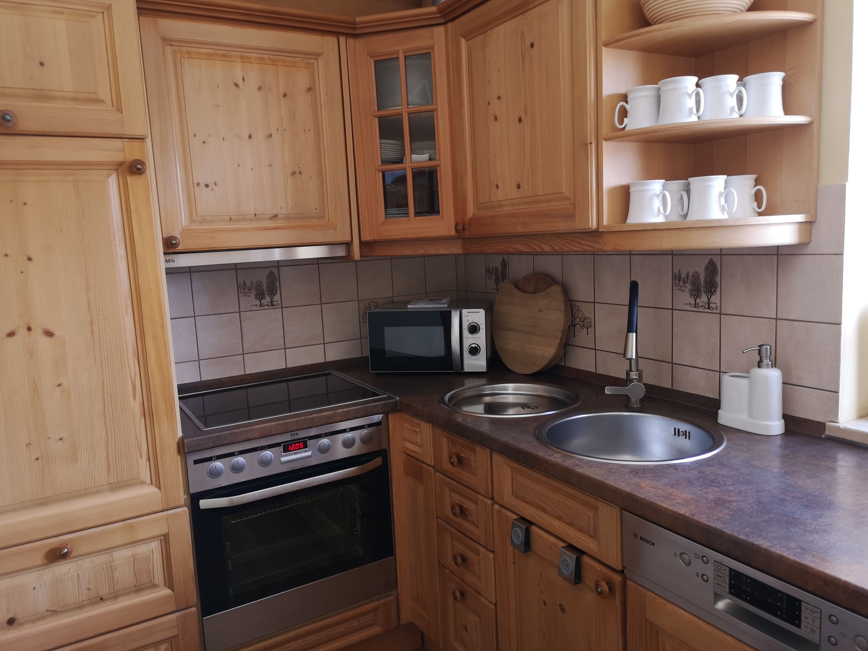 Kühlschrank m. Gefrierfach, Backofen m. Ceranfeld, Spülmaschine, Mikrowelle, Jura Kaffeevollautomat