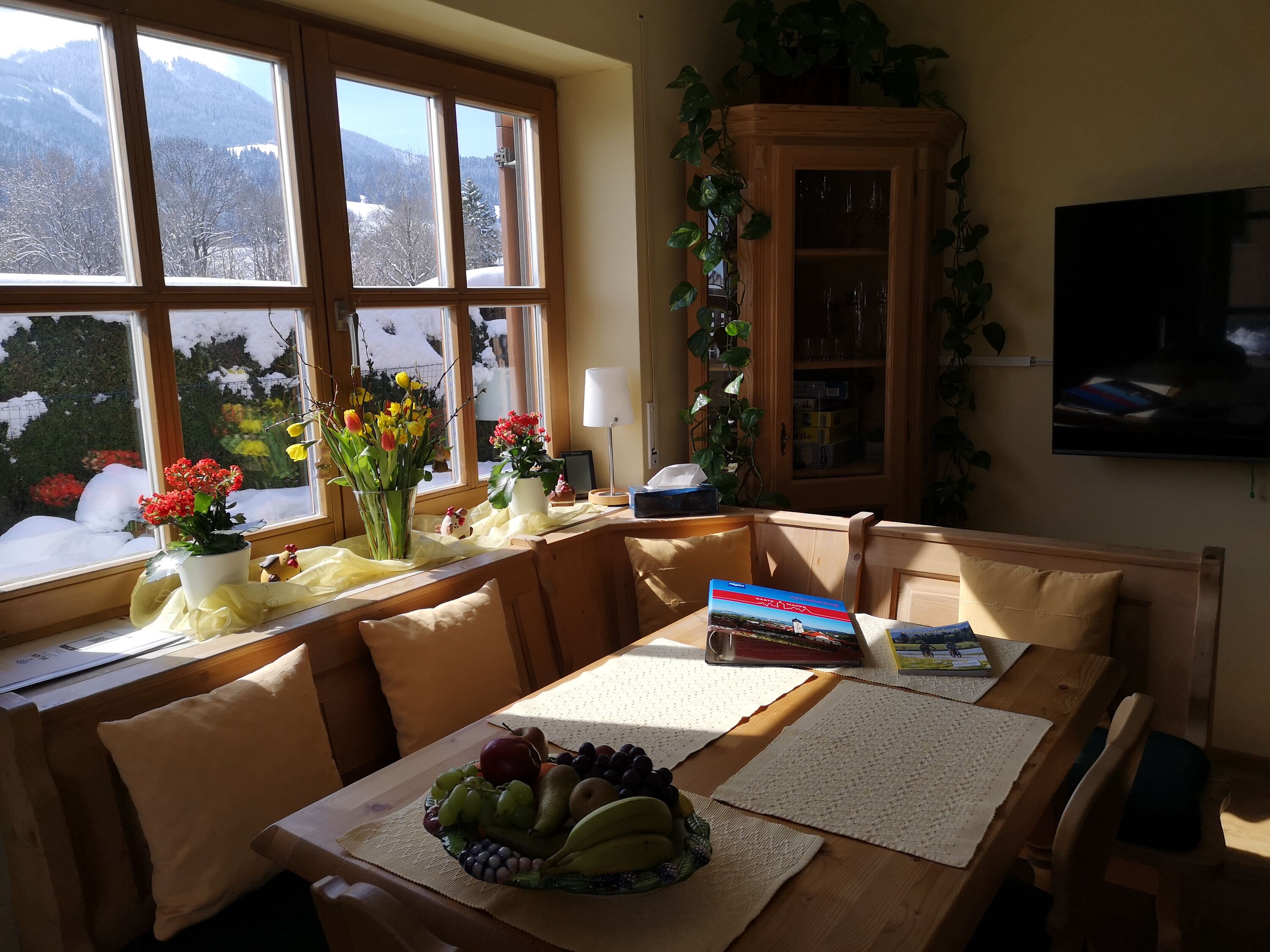 Essecke im Wohnzimmer mit Bergblick auf die Alpspitze