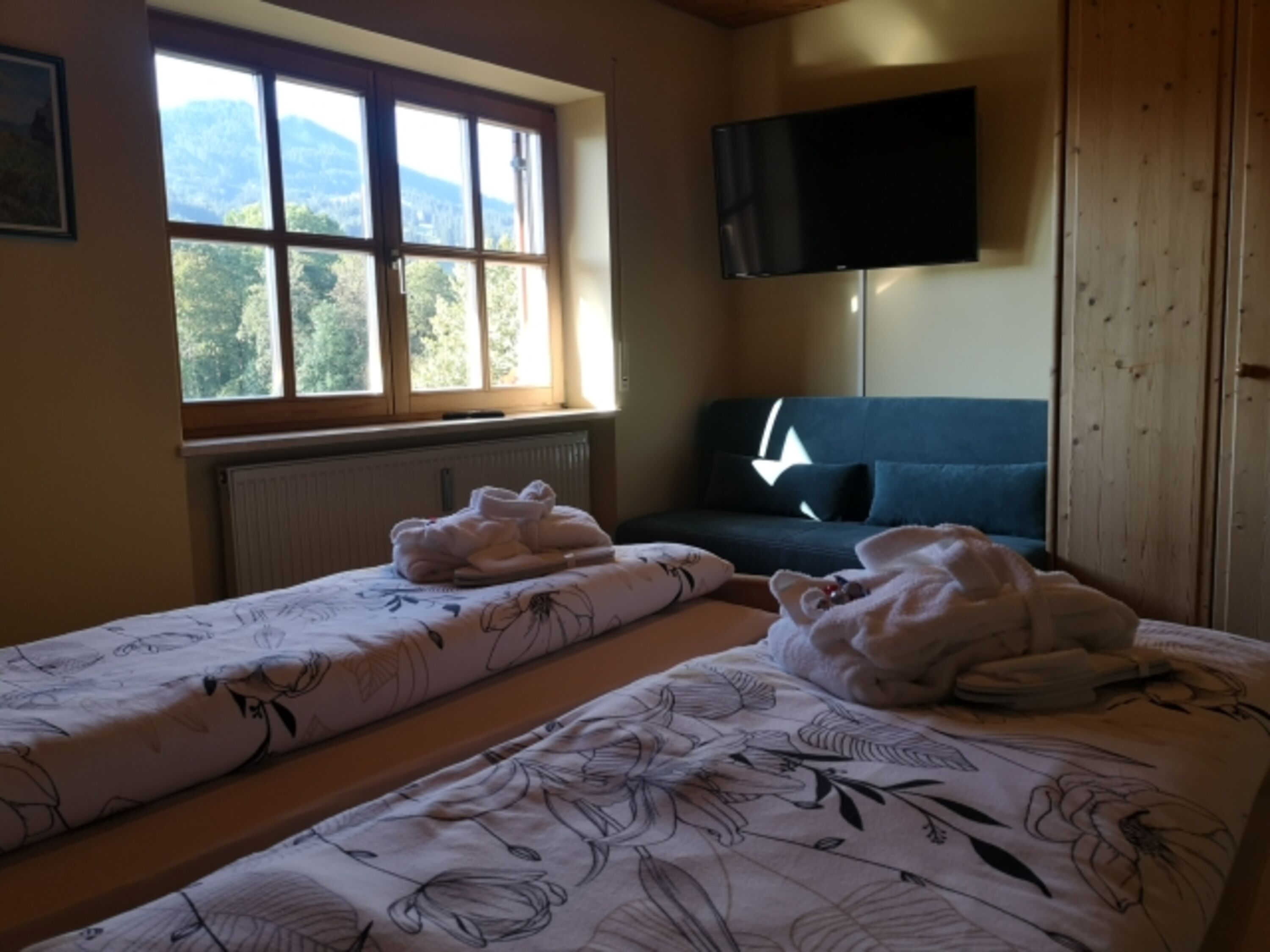 (Familien-)Schlafzimmer mit Doppelbett, Smart-TV u. zusätzl. Couch mit Schlaffunktion (1,60 m x 1,95 m)
