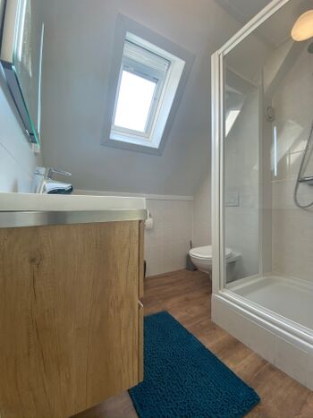 Bad 1. OG Regendusche, WC, Waschtisch