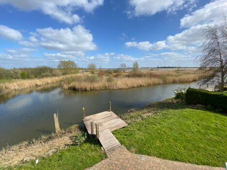 Eigener Bootssteg mit Kanu im Garten am Wasser