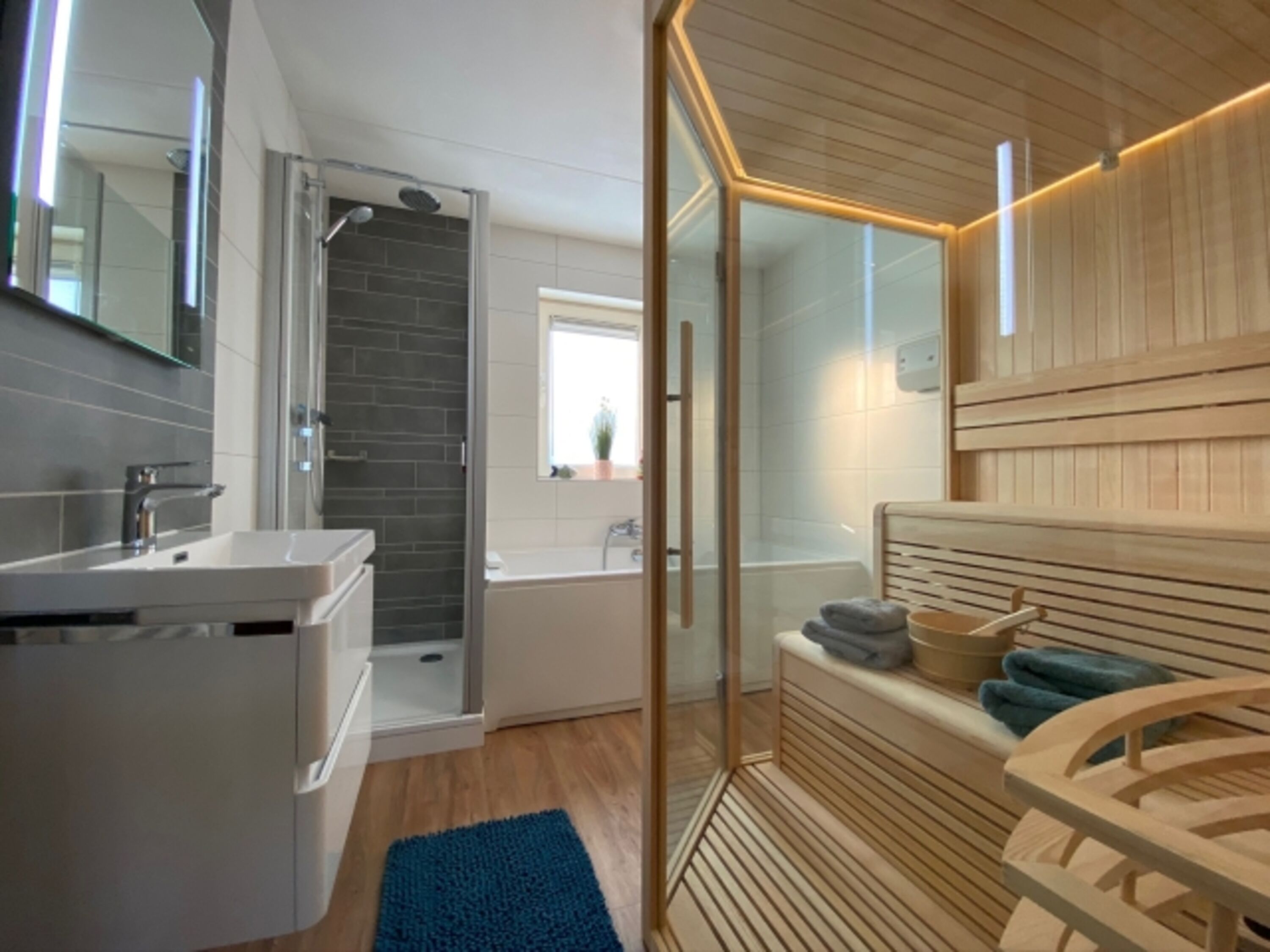 Bad EG mit Sauna Whirlpool Regendusche