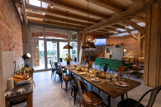 Wohntraum! Offene Wohnküche mit Tresen, Kamin und Blick in den Stall.