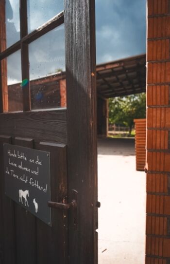 Durch diese Tür gehen Sie auf einem Privatweg ins Feld