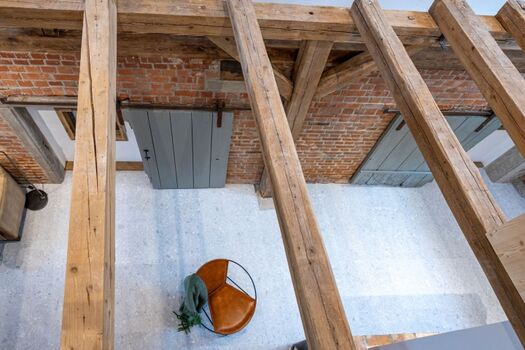 Die alten Deckenbalken tragen zum Charme bei und gewähren Einblicke