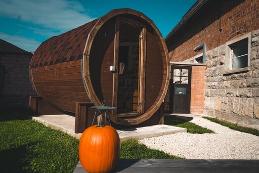 Tolle Fassauna im umzäunten Garten