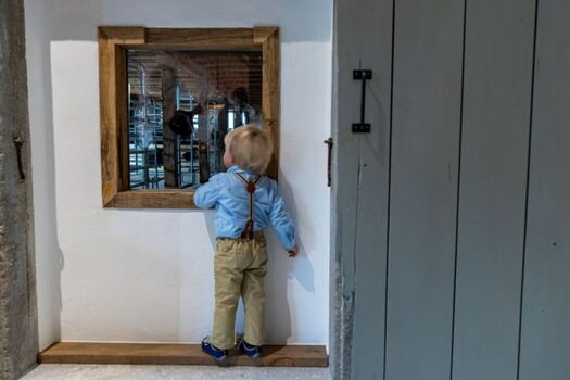 Gücklöcher in den Stall wo Ziegen und Pferde wohnen. Mittels alter Tore können Sie diese schließen