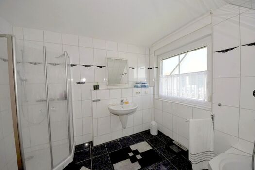 Bad mit Wanne und Dusche