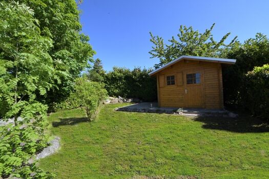 Komplett und hoch eingezäunter Garten