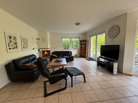 Der Wohnbereich mit offenem Kamin