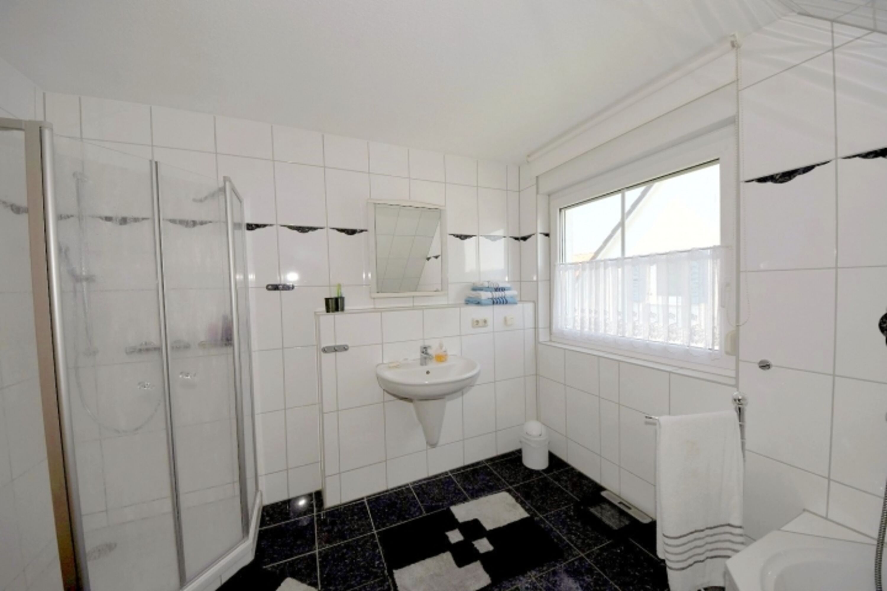 Bad mit Wanne und Dusche