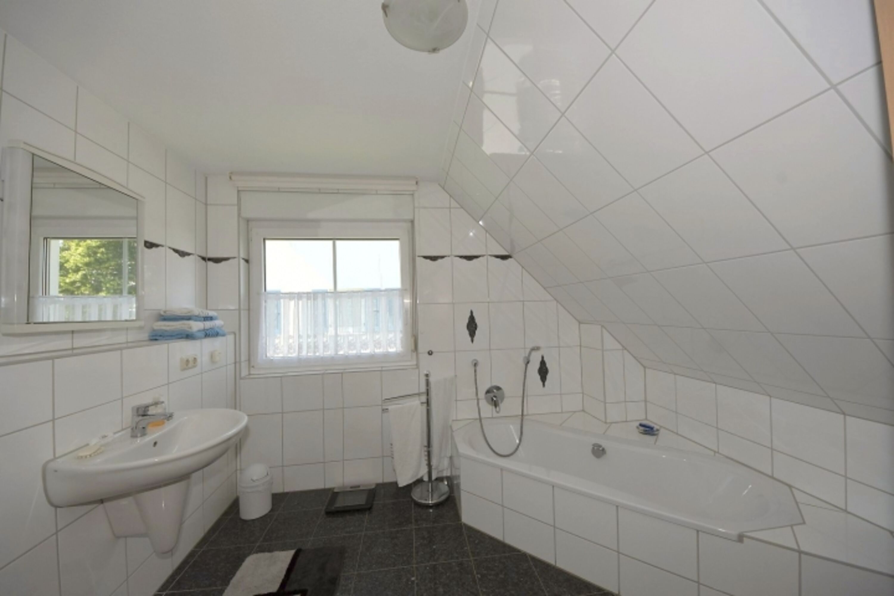 Bad mit Wanne und Dusche