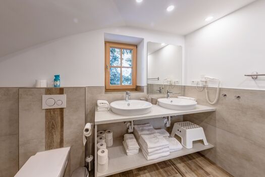 Bad mit Doppelwaschbecken, Walk-in-Dusche