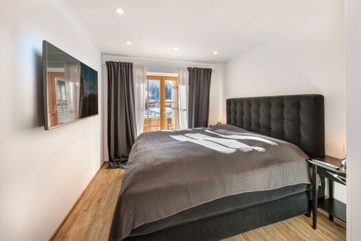 Schlafzimmer mit King Size Boxspring Bett (200×180) 55 Zoll 4k Sat TV mit Netflix